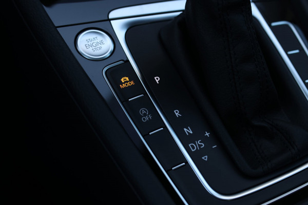 Volkswagen Golf 1.5 TSI R-Line *Pano*Dynaudio*DCC*Camera*Massage*Virtual*DSG*