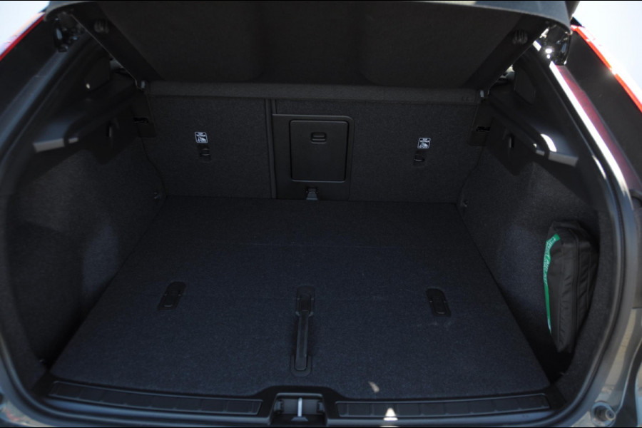 Volvo EC40 252PK Automaat Single Ext. Range Plus / Modeljaar 2026 / Adaptive cruise control  / Pilot assist / BLIS / Stoel en stuur verwarming / Elektrische achterklep / Parkeersensoren met camera / Google infotainment / Panoramadak