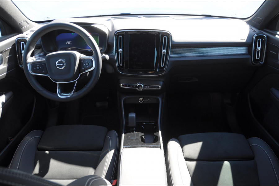 Volvo EC40 252PK Automaat Single Ext. Range Plus / Modeljaar 2026 / Adaptive cruise control  / Pilot assist / BLIS / Stoel en stuur verwarming / Elektrische achterklep / Parkeersensoren met camera / Google infotainment / Panoramadak