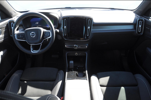 Volvo EC40 252PK Automaat Single Ext. Range Plus / Modeljaar 2026 / Adaptive cruise control  / Pilot assist / BLIS / Stoel en stuur verwarming / Elektrische achterklep / Parkeersensoren met camera / Google infotainment / Panoramadak