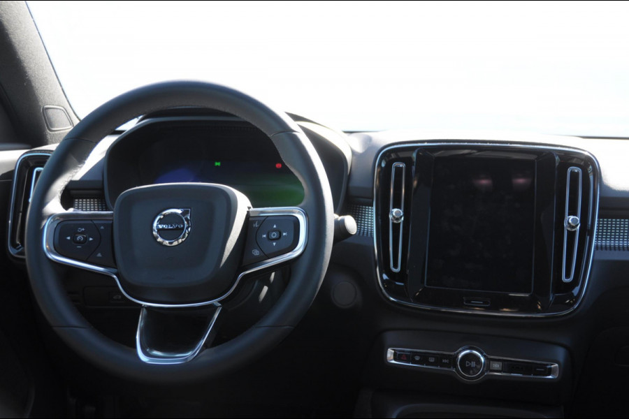 Volvo EC40 252PK Automaat Single Ext. Range Plus / Modeljaar 2026 / Adaptive cruise control  / Pilot assist / BLIS / Stoel en stuur verwarming / Elektrische achterklep / Parkeersensoren met camera / Google infotainment / Panoramadak