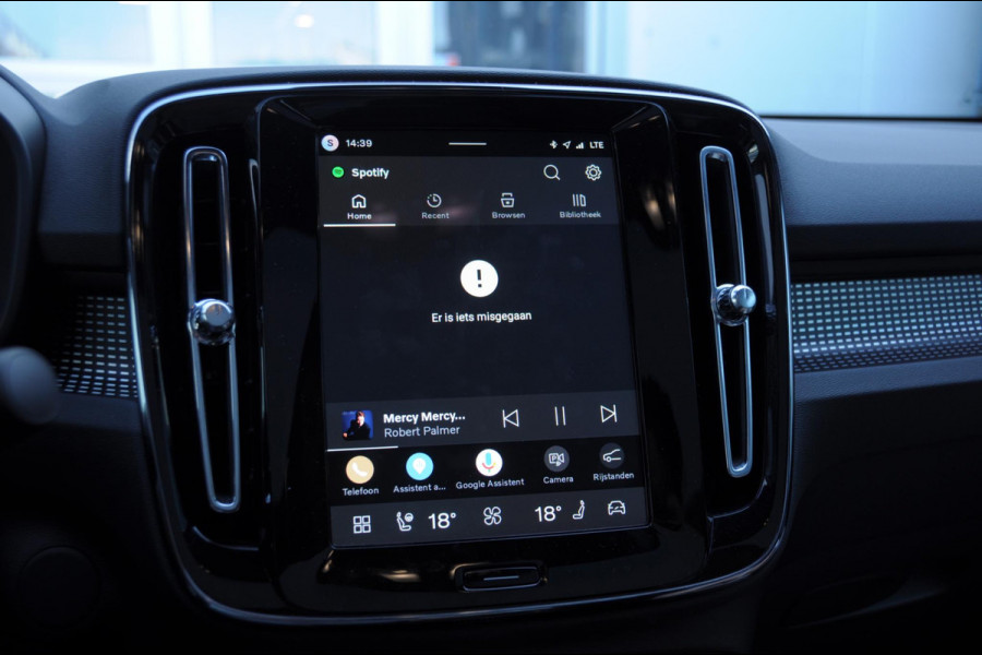 Volvo EC40 252PK Automaat Single Ext. Range Plus / Modeljaar 2026 / Adaptive cruise control  / Pilot assist / BLIS / Stoel en stuur verwarming / Elektrische achterklep / Parkeersensoren met camera / Google infotainment / Panoramadak