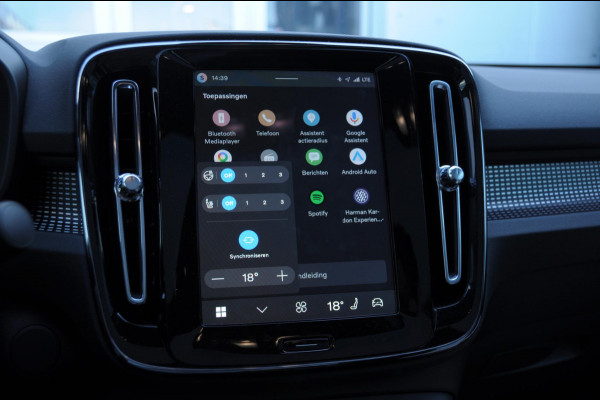Volvo EC40 252PK Automaat Single Ext. Range Plus / Modeljaar 2026 / Adaptive cruise control  / Pilot assist / BLIS / Stoel en stuur verwarming / Elektrische achterklep / Parkeersensoren met camera / Google infotainment / Panoramadak