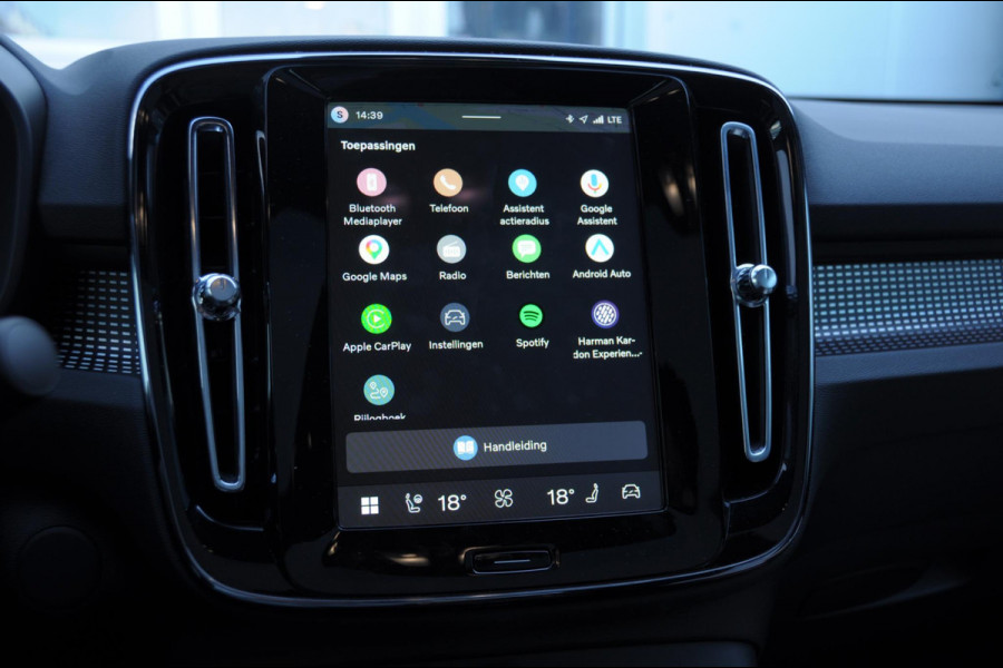 Volvo EC40 252PK Automaat Single Ext. Range Plus / Modeljaar 2026 / Adaptive cruise control  / Pilot assist / BLIS / Stoel en stuur verwarming / Elektrische achterklep / Parkeersensoren met camera / Google infotainment / Panoramadak