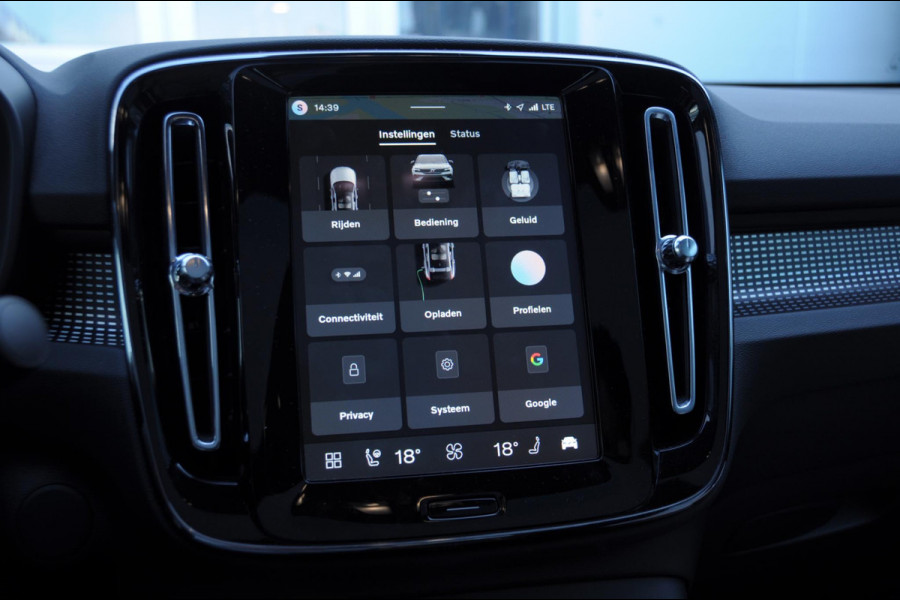 Volvo EC40 252PK Automaat Single Ext. Range Plus / Modeljaar 2026 / Adaptive cruise control  / Pilot assist / BLIS / Stoel en stuur verwarming / Elektrische achterklep / Parkeersensoren met camera / Google infotainment / Panoramadak