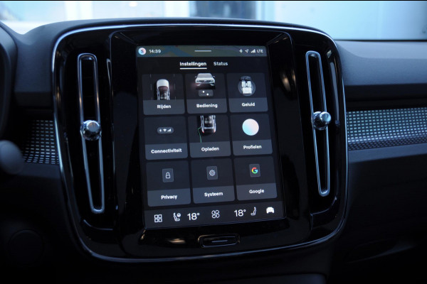 Volvo EC40 252PK Automaat Single Ext. Range Plus / Modeljaar 2026 / Adaptive cruise control  / Pilot assist / BLIS / Stoel en stuur verwarming / Elektrische achterklep / Parkeersensoren met camera / Google infotainment / Panoramadak