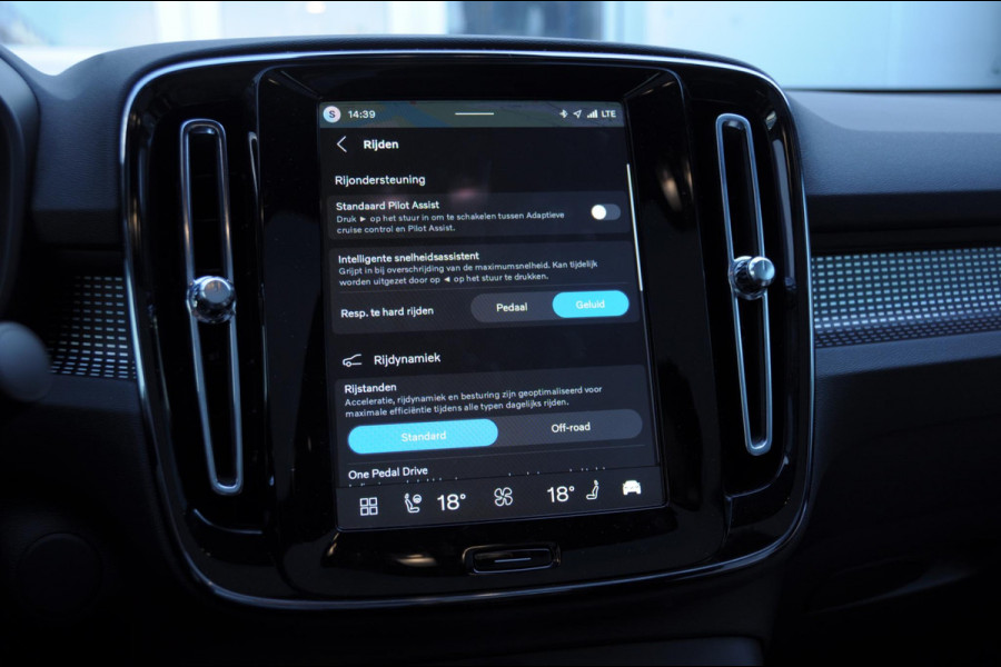 Volvo EC40 252PK Automaat Single Ext. Range Plus / Modeljaar 2026 / Adaptive cruise control  / Pilot assist / BLIS / Stoel en stuur verwarming / Elektrische achterklep / Parkeersensoren met camera / Google infotainment / Panoramadak