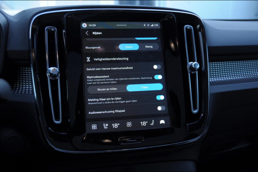 Volvo EC40 252PK Automaat Single Ext. Range Plus / Modeljaar 2026 / Adaptive cruise control  / Pilot assist / BLIS / Stoel en stuur verwarming / Elektrische achterklep / Parkeersensoren met camera / Google infotainment / Panoramadak
