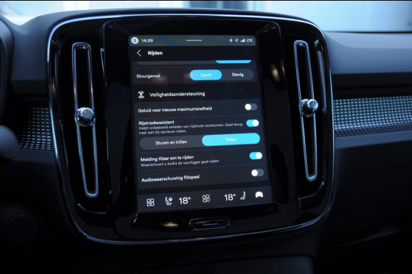 Volvo EC40 252PK Automaat Single Ext. Range Plus / Modeljaar 2026 / Adaptive cruise control  / Pilot assist / BLIS / Stoel en stuur verwarming / Elektrische achterklep / Parkeersensoren met camera / Google infotainment / Panoramadak
