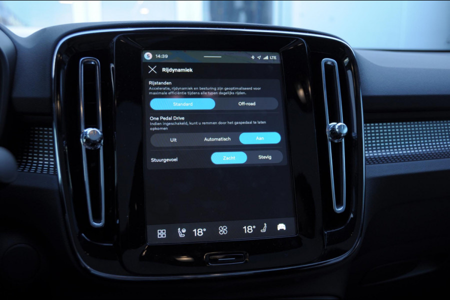 Volvo EC40 252PK Automaat Single Ext. Range Plus / Modeljaar 2026 / Adaptive cruise control  / Pilot assist / BLIS / Stoel en stuur verwarming / Elektrische achterklep / Parkeersensoren met camera / Google infotainment / Panoramadak