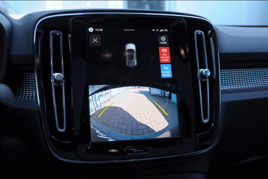 Volvo EC40 252PK Automaat Single Ext. Range Plus / Modeljaar 2026 / Adaptive cruise control  / Pilot assist / BLIS / Stoel en stuur verwarming / Elektrische achterklep / Parkeersensoren met camera / Google infotainment / Panoramadak