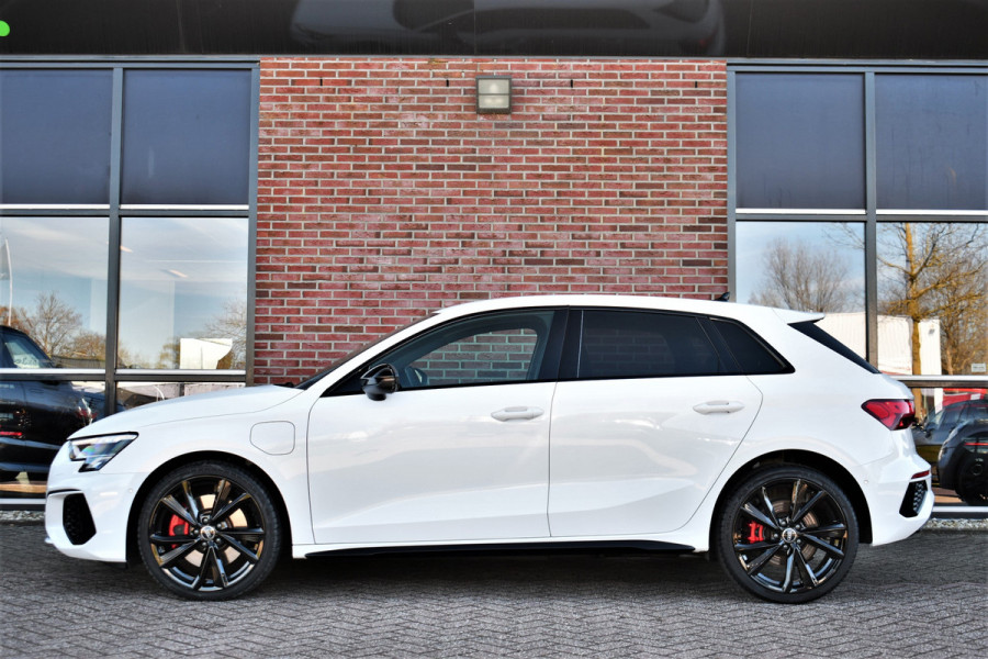 Audi A3 Sportback 45 TFSI e S-Line 19inch m-LED ACC Camera Sfeer Optic-black