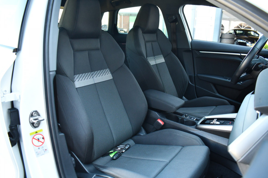 Audi A3 Sportback 45 TFSI e S-Line 19inch m-LED ACC Camera Sfeer Optic-black