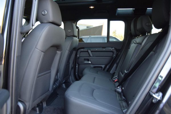 Land Rover Defender P300e 110 Dynamic SE Edition | Trekhaak | Pano | Cold Climate