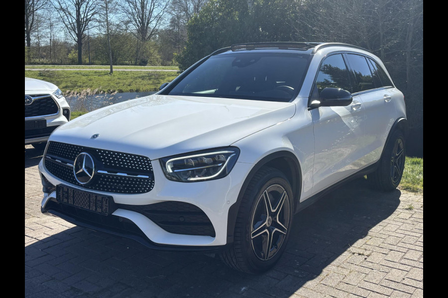 Mercedes-Benz GLC 300e 4MATIC AMG Line PHEV 320pk | Trekhaak | Panoramadak | 2 bandensets | Leder | Adaptive cruise control | Camera