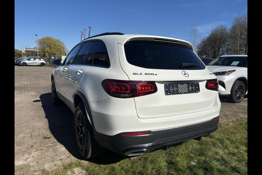 Mercedes-Benz GLC 300e 4MATIC AMG Line PHEV 320pk | Trekhaak | Panoramadak | 2 bandensets | Leder | Adaptive cruise control | Camera