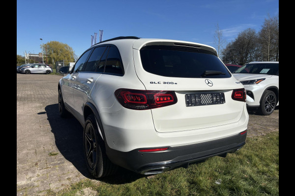 Mercedes-Benz GLC 300e 4MATIC AMG Line PHEV 320pk | Trekhaak | Panoramadak | 2 bandensets | Leder | Adaptive cruise control | Camera