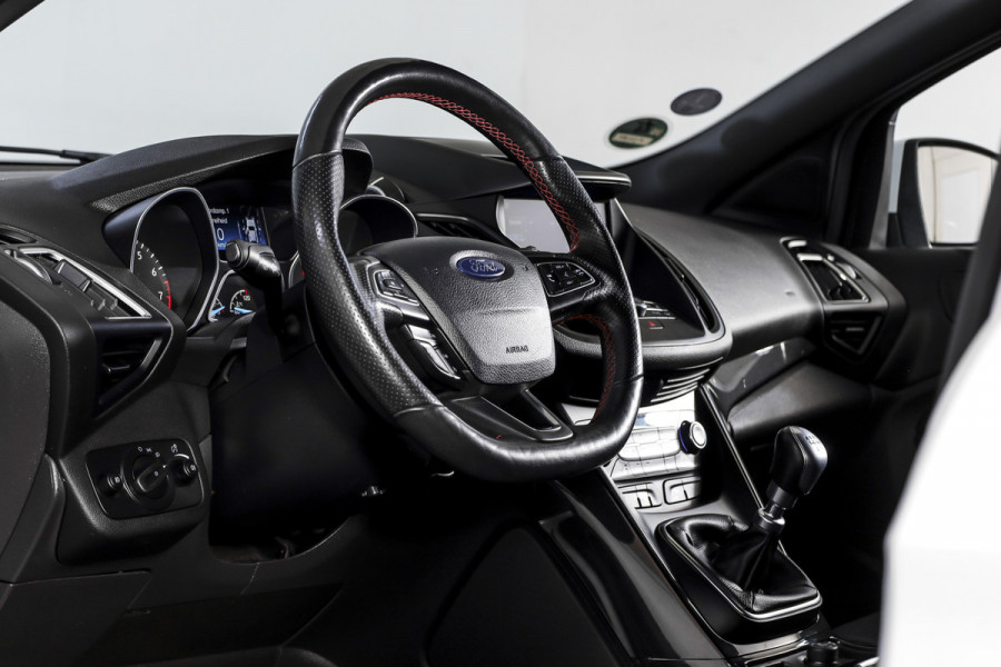 Ford Kuga 1.5 EcoBoost 150 PK ST Line | Cruise | Winterpakket | PDC | Camera | Bi-Xenon | NAV + App. Connect | ECC | Elek. Klep | Afn. Trekhaak | LM 18" |