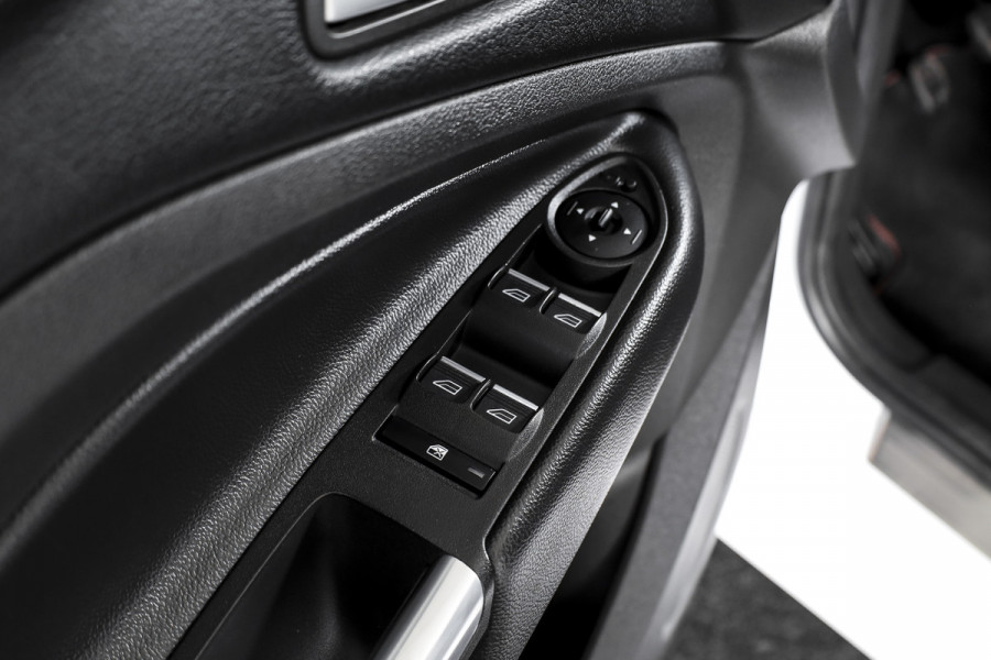 Ford Kuga 1.5 EcoBoost 150 PK ST Line | Cruise | Winterpakket | PDC | Camera | Bi-Xenon | NAV + App. Connect | ECC | Elek. Klep | Afn. Trekhaak | LM 18" |