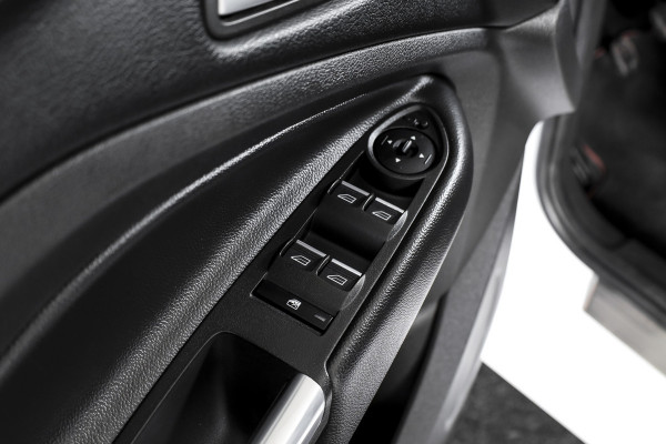 Ford Kuga 1.5 EcoBoost 150 PK ST Line | Cruise | Winterpakket | PDC | Camera | Bi-Xenon | NAV + App. Connect | ECC | Elek. Klep | Afn. Trekhaak | LM 18" |