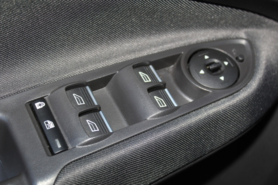 Ford C-MAX 1.0-125pk Titanium. Erg goed onderhouden hoogzitter, afkomstig van de 1e eig. Autm. airco dual, cruise control, navigatie, telefoonvoorb., voorraamverw., trekhaak, all season banden rondom, camera, parkeersensoren v+a etc.