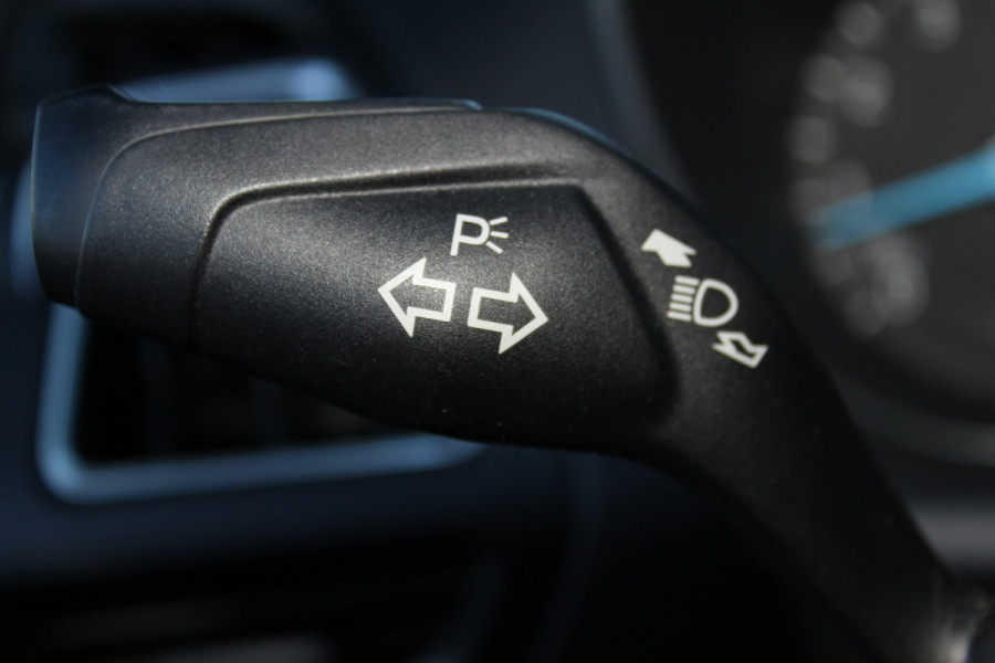 Ford C-MAX 1.0-125pk Titanium. Erg goed onderhouden hoogzitter, afkomstig van de 1e eig. Autm. airco dual, cruise control, navigatie, telefoonvoorb., voorraamverw., trekhaak, all season banden rondom, camera, parkeersensoren v+a etc.