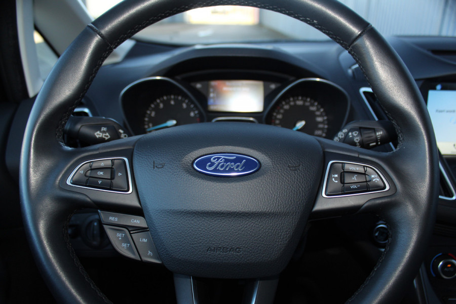 Ford C-MAX 1.0-125pk Titanium. Erg goed onderhouden hoogzitter, afkomstig van de 1e eig. Autm. airco dual, cruise control, navigatie, telefoonvoorb., voorraamverw., trekhaak, all season banden rondom, camera, parkeersensoren v+a etc.