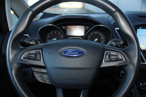 Ford C-MAX 1.0-125pk Titanium. Erg goed onderhouden hoogzitter, afkomstig van de 1e eig. Autm. airco dual, cruise control, navigatie, telefoonvoorb., voorraamverw., trekhaak, all season banden rondom, camera, parkeersensoren v+a etc.