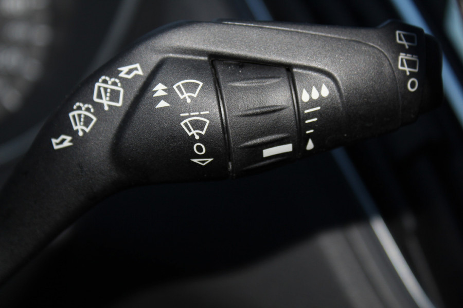 Ford C-MAX 1.0-125pk Titanium. Erg goed onderhouden hoogzitter, afkomstig van de 1e eig. Autm. airco dual, cruise control, navigatie, telefoonvoorb., voorraamverw., trekhaak, all season banden rondom, camera, parkeersensoren v+a etc.