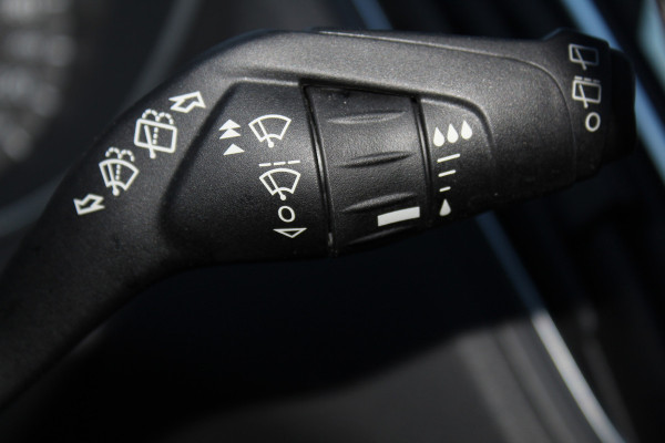 Ford C-MAX 1.0-125pk Titanium. Erg goed onderhouden hoogzitter, afkomstig van de 1e eig. Autm. airco dual, cruise control, navigatie, telefoonvoorb., voorraamverw., trekhaak, all season banden rondom, camera, parkeersensoren v+a etc.