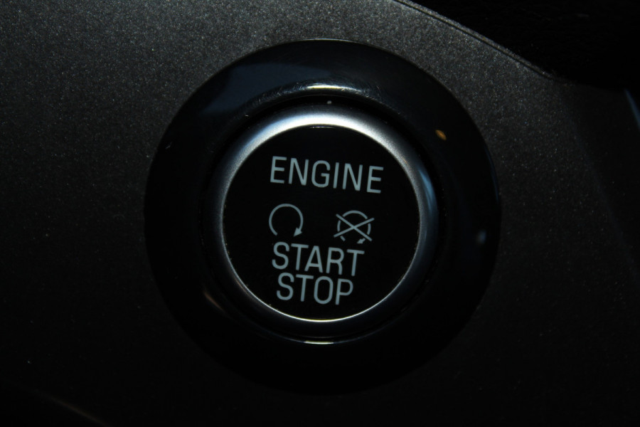 Ford C-MAX 1.0-125pk Titanium. Erg goed onderhouden hoogzitter, afkomstig van de 1e eig. Autm. airco dual, cruise control, navigatie, telefoonvoorb., voorraamverw., trekhaak, all season banden rondom, camera, parkeersensoren v+a etc.