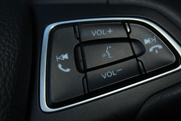 Ford C-MAX 1.0-125pk Titanium. Erg goed onderhouden hoogzitter, afkomstig van de 1e eig. Autm. airco dual, cruise control, navigatie, telefoonvoorb., voorraamverw., trekhaak, all season banden rondom, camera, parkeersensoren v+a etc.