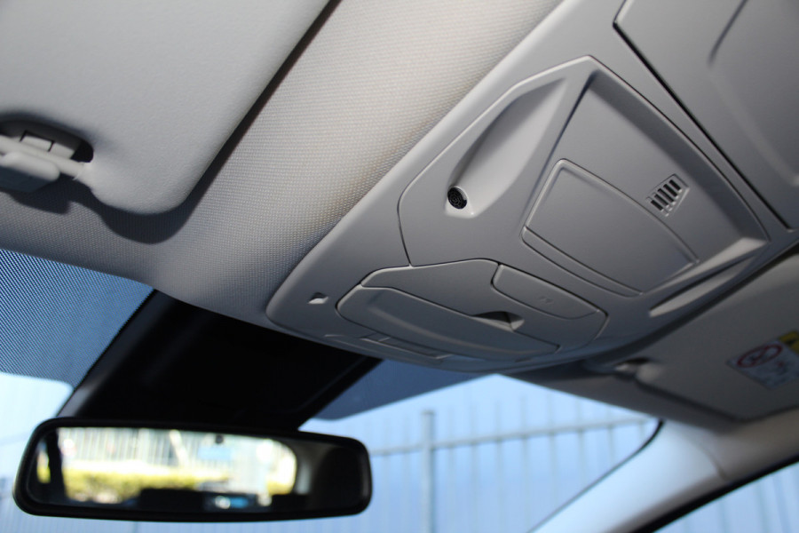 Ford C-MAX 1.0-125pk Titanium. Erg goed onderhouden hoogzitter, afkomstig van de 1e eig. Autm. airco dual, cruise control, navigatie, telefoonvoorb., voorraamverw., trekhaak, all season banden rondom, camera, parkeersensoren v+a etc.