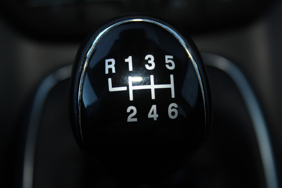 Ford C-MAX 1.0-125pk Titanium. Erg goed onderhouden hoogzitter, afkomstig van de 1e eig. Autm. airco dual, cruise control, navigatie, telefoonvoorb., voorraamverw., trekhaak, all season banden rondom, camera, parkeersensoren v+a etc.