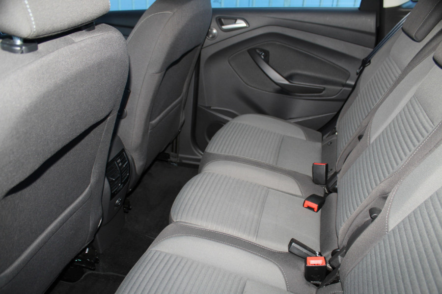 Ford C-MAX 1.0-125pk Titanium. Erg goed onderhouden hoogzitter, afkomstig van de 1e eig. Autm. airco dual, cruise control, navigatie, telefoonvoorb., voorraamverw., trekhaak, all season banden rondom, camera, parkeersensoren v+a etc.