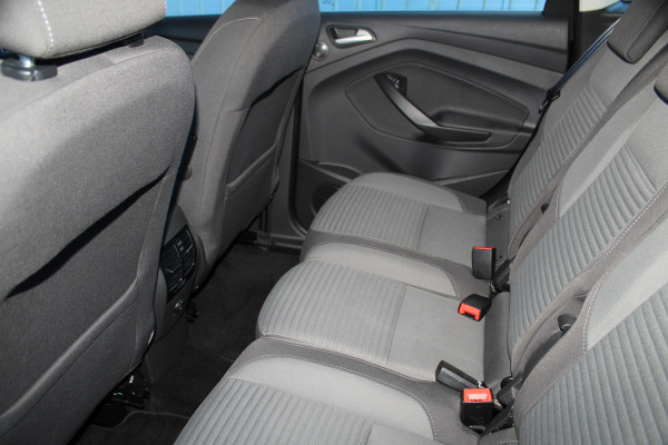 Ford C-MAX 1.0-125pk Titanium. Erg goed onderhouden hoogzitter, afkomstig van de 1e eig. Autm. airco dual, cruise control, navigatie, telefoonvoorb., voorraamverw., trekhaak, all season banden rondom, camera, parkeersensoren v+a etc.