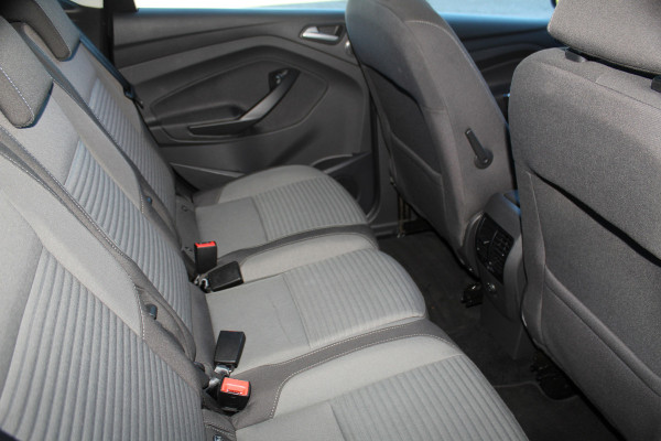 Ford C-MAX 1.0-125pk Titanium. Erg goed onderhouden hoogzitter, afkomstig van de 1e eig. Autm. airco dual, cruise control, navigatie, telefoonvoorb., voorraamverw., trekhaak, all season banden rondom, camera, parkeersensoren v+a etc.