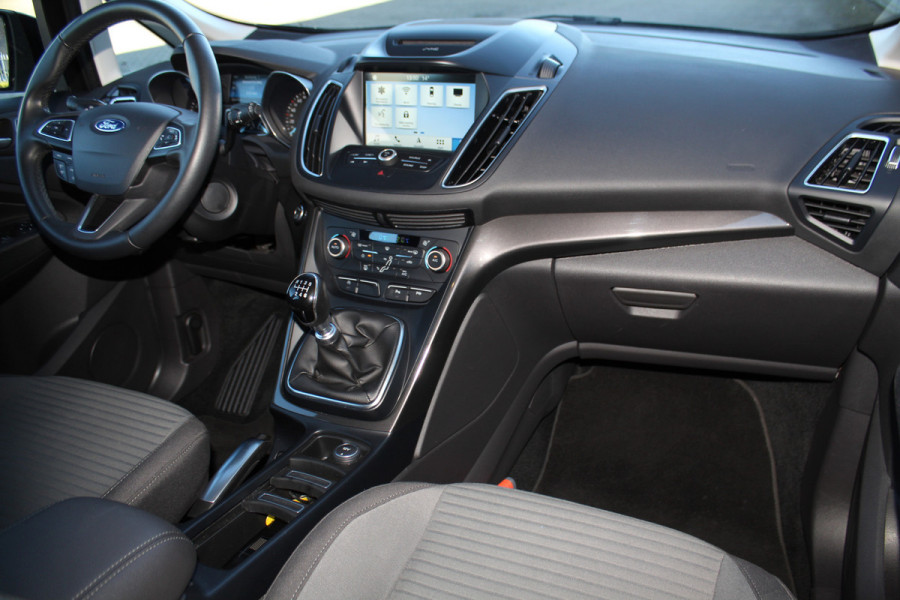 Ford C-MAX 1.0-125pk Titanium. Erg goed onderhouden hoogzitter, afkomstig van de 1e eig. Autm. airco dual, cruise control, navigatie, telefoonvoorb., voorraamverw., trekhaak, all season banden rondom, camera, parkeersensoren v+a etc.