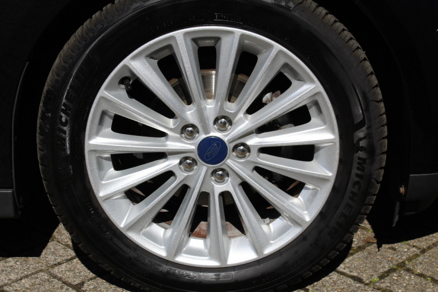 Ford C-MAX 1.0-125pk Titanium. Erg goed onderhouden hoogzitter, afkomstig van de 1e eig. Autm. airco dual, cruise control, navigatie, telefoonvoorb., voorraamverw., trekhaak, all season banden rondom, camera, parkeersensoren v+a etc.