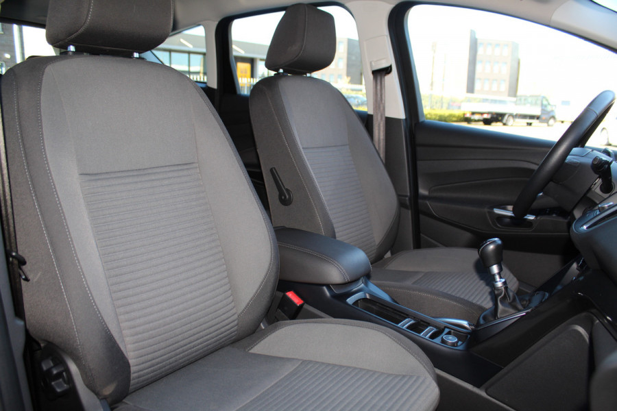 Ford C-MAX 1.0-125pk Titanium. Erg goed onderhouden hoogzitter, afkomstig van de 1e eig. Autm. airco dual, cruise control, navigatie, telefoonvoorb., voorraamverw., trekhaak, all season banden rondom, camera, parkeersensoren v+a etc.