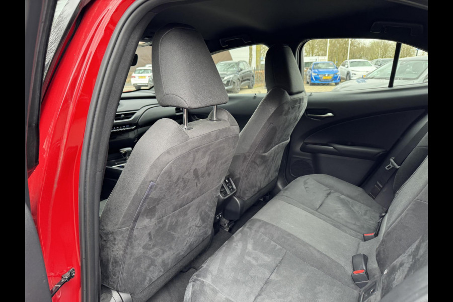 Lexus UX 250h Business Line VAN: 24.900,- VOOR: 22.877,- UW LENTEVOORDEEL: 2.023,- | RIJKLAARPRIJS incl. 12mnd BOVAG GARANTIE