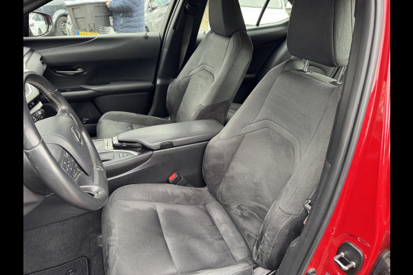 Lexus UX 250h Business Line VAN: 24.900,- VOOR: 22.877,- UW LENTEVOORDEEL: 2.023,- | RIJKLAARPRIJS incl. 12mnd BOVAG GARANTIE