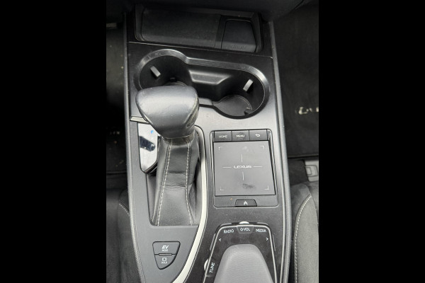 Lexus UX 250h Business Line VAN: 24.900,- VOOR: 22.877,- UW LENTEVOORDEEL: 2.023,- | RIJKLAARPRIJS incl. 12mnd BOVAG GARANTIE