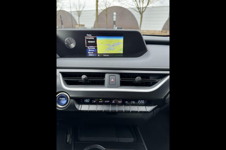 Lexus UX 250h Business Line VAN: 24.900,- VOOR: 22.877,- UW LENTEVOORDEEL: 2.023,- | RIJKLAARPRIJS incl. 12mnd BOVAG GARANTIE