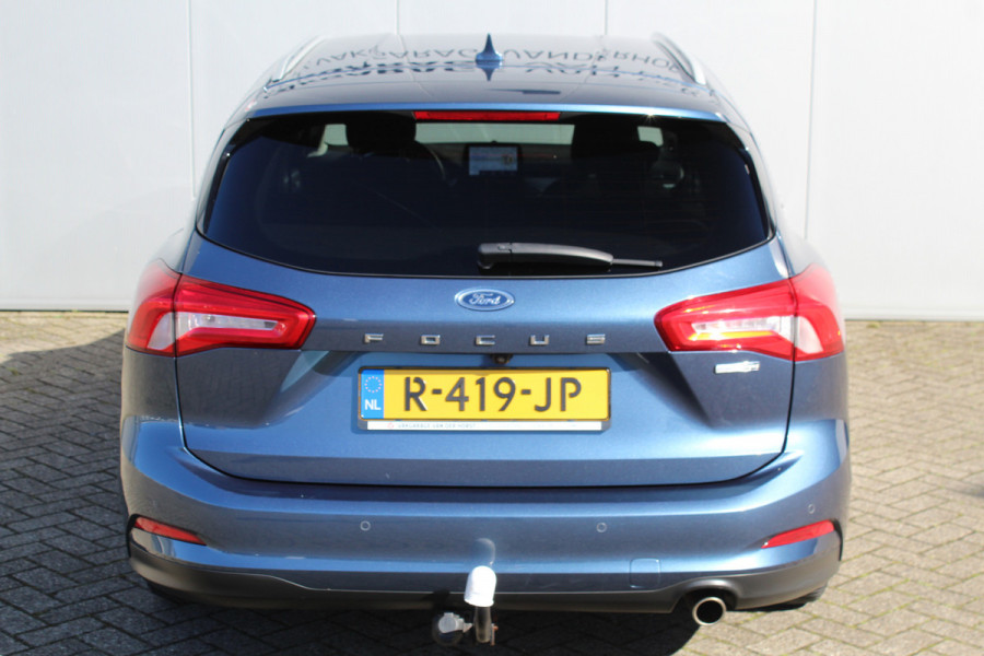 Ford FOCUS Wagon 1.0-155pk EcoBoost Titanium. Erg nette en goed onderhouden wagen met slechts 60.000km. Autm. airco dual, camera, stoel-, stuur- en voorraamverwarming, trekhaak, LM wielen, metallic lak, navigatie, telefoonvoorb. etc.