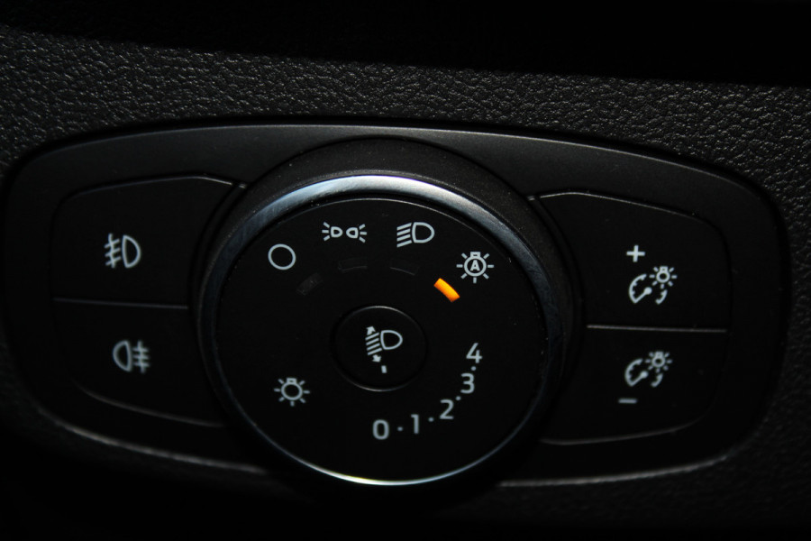 Ford FOCUS Wagon 1.0-155pk EcoBoost Titanium. Erg nette en goed onderhouden wagen met slechts 60.000km. Autm. airco dual, camera, stoel-, stuur- en voorraamverwarming, trekhaak, LM wielen, metallic lak, navigatie, telefoonvoorb. etc.