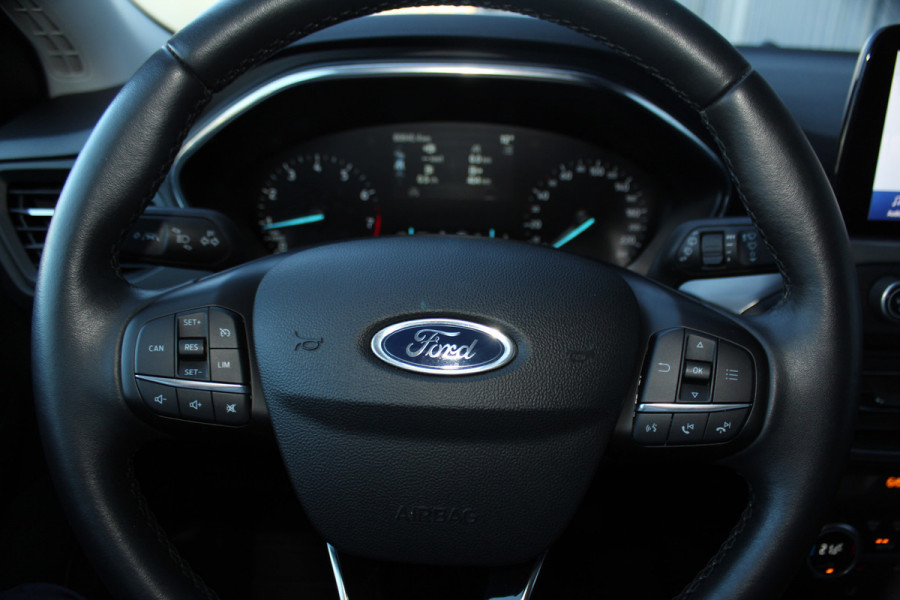 Ford FOCUS Wagon 1.0-155pk EcoBoost Titanium. Erg nette en goed onderhouden wagen met slechts 60.000km. Autm. airco dual, camera, stoel-, stuur- en voorraamverwarming, trekhaak, LM wielen, metallic lak, navigatie, telefoonvoorb. etc.