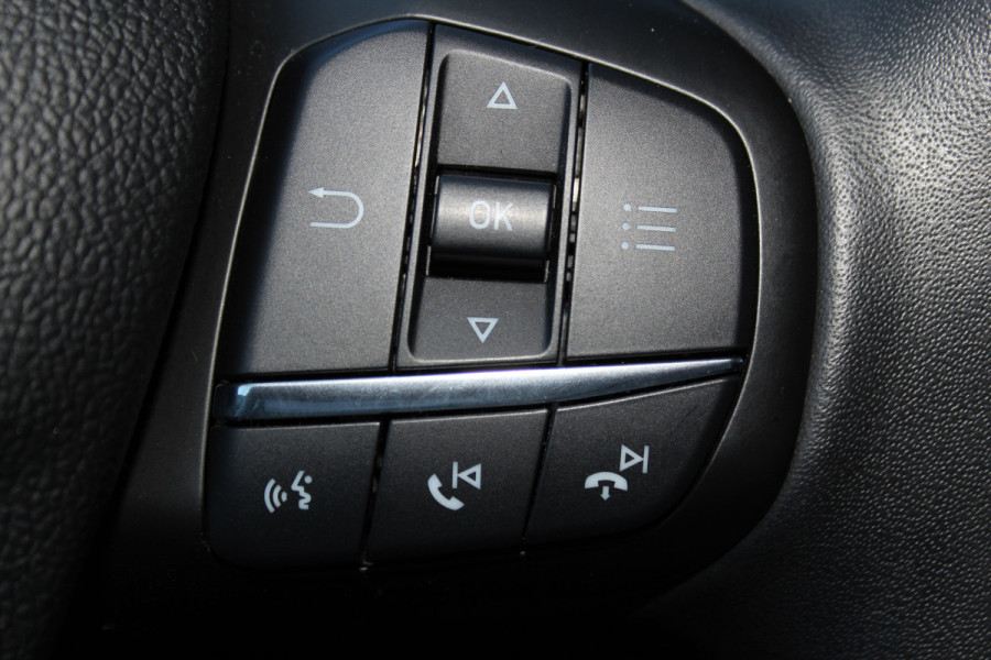 Ford FOCUS Wagon 1.0-155pk EcoBoost Titanium. Erg nette en goed onderhouden wagen met slechts 60.000km. Autm. airco dual, camera, stoel-, stuur- en voorraamverwarming, trekhaak, LM wielen, metallic lak, navigatie, telefoonvoorb. etc.