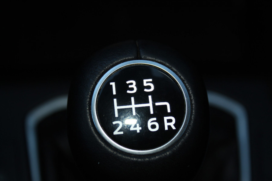 Ford FOCUS Wagon 1.0-155pk EcoBoost Titanium. Erg nette en goed onderhouden wagen met slechts 60.000km. Autm. airco dual, camera, stoel-, stuur- en voorraamverwarming, trekhaak, LM wielen, metallic lak, navigatie, telefoonvoorb. etc.