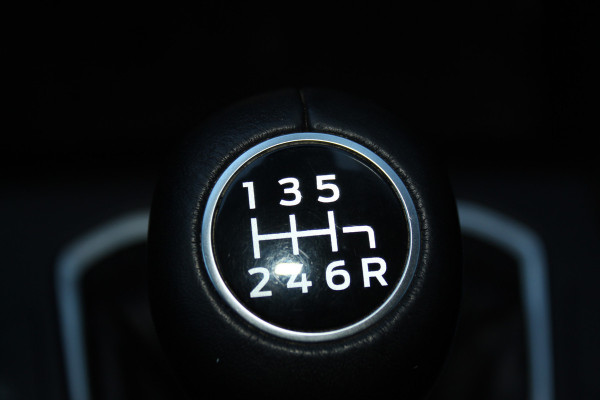 Ford FOCUS Wagon 1.0-155pk EcoBoost Titanium. Erg nette en goed onderhouden wagen met slechts 60.000km. Autm. airco dual, camera, stoel-, stuur- en voorraamverwarming, trekhaak, LM wielen, metallic lak, navigatie, telefoonvoorb. etc.